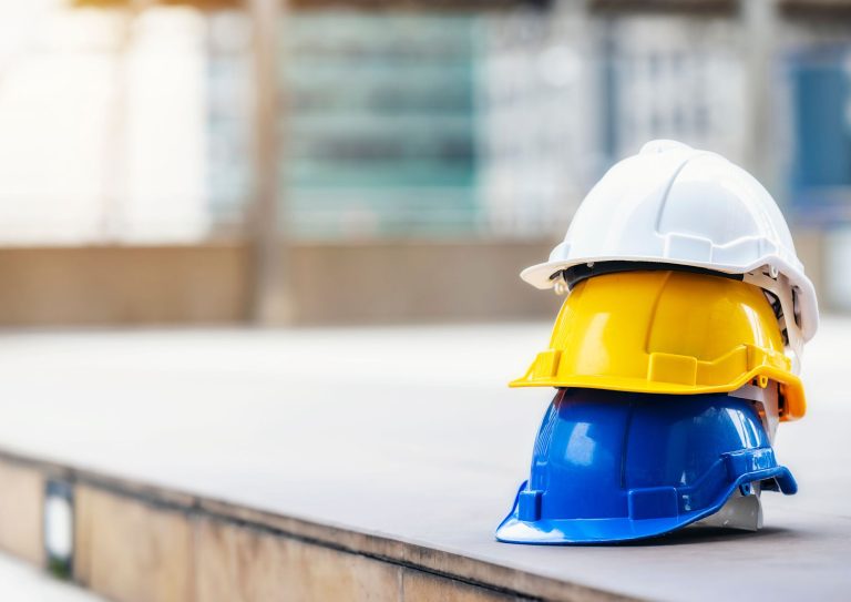 Protege tu cabeza con un casco en la edificación de sabadell