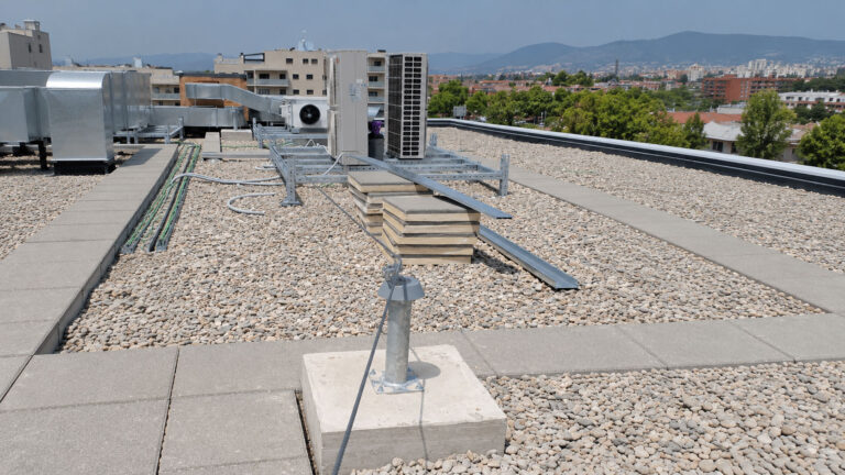 Anclaje-de-seguridad-sobre-azotea-urbana-Linea-de-vida-Gravity-Works